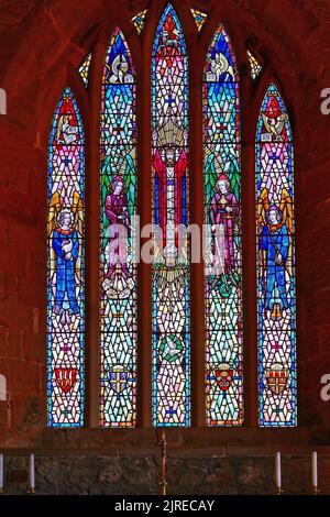 Newbiggin am Meer Northumberland schönes Küstendorf mit der St. Batholomews Kirche aus dem 13.. Jahrhundert mit dem schönen Ostfenster hinter dem Altar Stockfoto