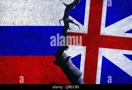 Russland vs. Großbritannien Konzeptflaggen an einer Wand mit einem Riss. Russland und Großbritannien politischer Konflikt, Kriegskrise, Konzept der Wirtschaftsbeziehungen Stockfoto