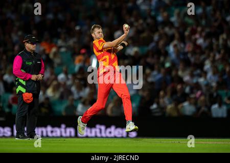 LONDON, GROSSBRITANNIEN. 23. August 2022. Tom Helm von Birmingham Phoenix ballt während der Hundert - Oval Invincibles vs Birmingham Phoenix auf dem Kia Oval Cricket Ground am Dienstag, 23. August 2022 in LONDON ENGLAND. Kredit: Taka G Wu/Alamy Live Nachrichten Stockfoto