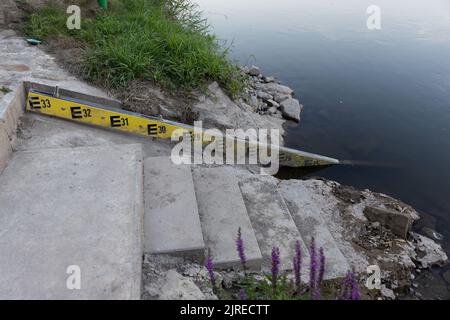 Petershagen, Deutschland. 23. August 2022. Ansicht eines Wasserstaumessers an einem Ufer der Weser. Aufgrund der Dürre ist in den Flüssen derzeit nur wenig Wasser vorhanden. Quelle: Friso Gentsch/dpa/Alamy Live News Stockfoto