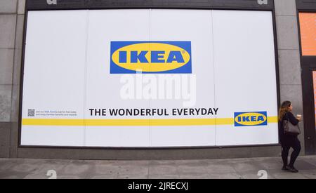 London, Großbritannien. 24.. August 2022. Eine Frau geht am Schaufenster des neuen IKEA-Stores am ehemaligen Standort Topshop in der Oxford Street vorbei, der 2023 eröffnet werden soll. Kredit: Vuk Valcic/Alamy Live Nachrichten Stockfoto