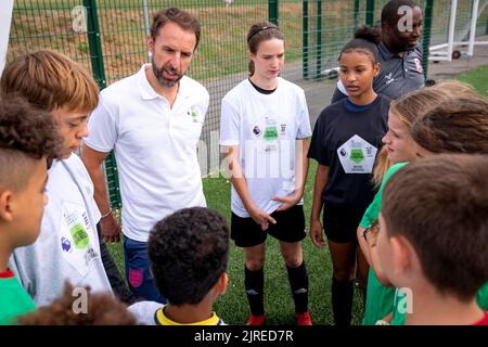 Der englische Manager Gareth Southgate hat während der Einführung der neuen Finanzierungszusage der Football Foundation in Höhe von 92 Millionen Â£für Mehrzwecksporteinrichtungen im Gunnersbury Park Sports Hub, London, eingestiegen. Bilddatum: Mittwoch, 24. August 2022. Stockfoto