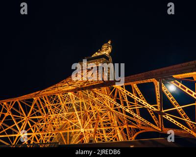 Nahaufnahme des beleuchteten Tokyo Tower im Shiba Park bei Nacht Stockfoto