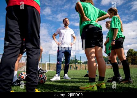 Der englische Manager Gareth Southgate hat während der Einführung der neuen Finanzierungszusage der Football Foundation in Höhe von 92 Millionen Â£für Mehrzwecksporteinrichtungen im Gunnersbury Park Sports Hub, London, eingestiegen. Bilddatum: Mittwoch, 24. August 2022. Stockfoto