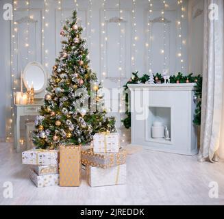 Schönen Urlaub eingerichtete Zimmer mit Weihnachtsbaum mit Geschenken darunter. Stockfoto