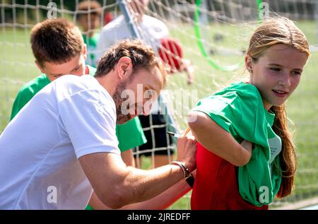 Der englische Manager Gareth Southgate (links) bei der Einführung der neuen Finanzierungszusage der Football Foundation in Höhe von 92 Millionen Â£für kommunale Multi-Sport-Einrichtungen im Gunnersbury Park Sports Hub, London. Bilddatum: Mittwoch, 24. August 2022. Stockfoto