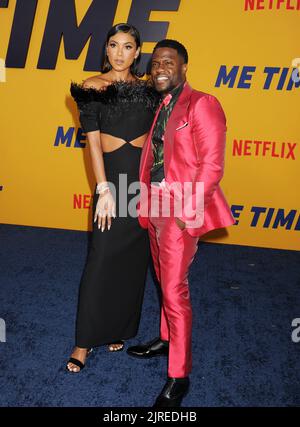 LOS ANGELES, CA - 23. AUGUST: (L-R) Eniko Parrish und Kevin Hart besuchen die Los Angeles-Premiere von Netflix's 'Me Time' im Regency Village Theater auf Einem Stockfoto