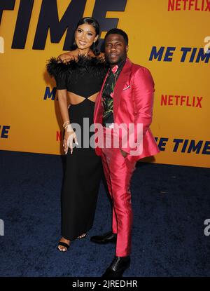 LOS ANGELES, CA - 23. AUGUST: (L-R) Eniko Parrish und Kevin Hart besuchen die Los Angeles-Premiere von Netflix's 'Me Time' im Regency Village Theater auf Einem Stockfoto