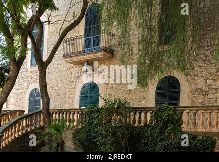 Arta, Spanien; august 13 2022: Öffentliche Stadtbibliothek der mallorquinischen Stadt Arta. Insel Mallorca, Spanien Stockfoto