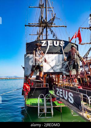 Alte Schiffe mit kreativer Dekoration im Hafen von Alanya. Die berühmten und beliebten Piratenschiffe im Hafen von Alanya. Blauer Himmel im Hintergrund Stockfoto