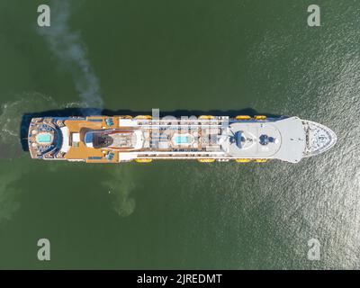 Das Schiff Balmoral ruft während der Sommerkreuzfahrt 2022 in Liepaja an. Schiff nähert sich dem Wellenbrecher des Hafens Liepaja. Luftdrohnenfoto Stockfoto