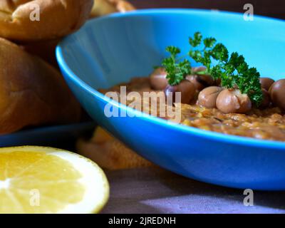 Ein Teller Fava Bohnen. Es ist eine orientalische Frühstückküche. Stockfoto