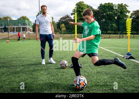 Der englische Manager Gareth Southgate (links) bei der Einführung der neuen Finanzierungszusage der Football Foundation in Höhe von 92 Millionen Â£für kommunale Multi-Sport-Einrichtungen im Gunnersbury Park Sports Hub, London. Bilddatum: Mittwoch, 24. August 2022. Stockfoto