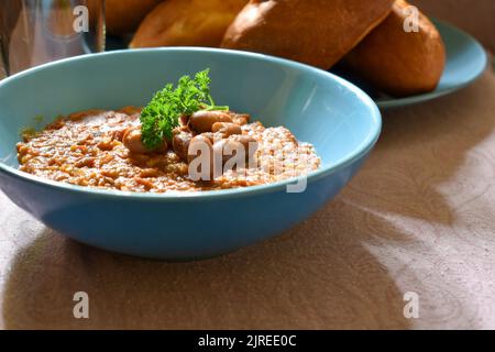 Ein Teller Fava Bohnen. Es ist eine orientalische Frühstückküche. Stockfoto