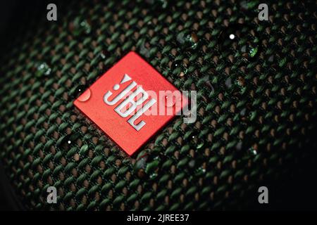 Antalya, Türkei - 23. August 2022: Nahaufnahme des grünen JBL Clip 3 tragbaren Lautsprechers mit Wassertropfen Stockfoto