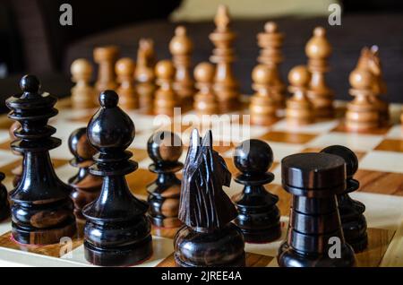 Shallow Focus Shot von Schachset-Setup bereit zu spielen. Stockfoto