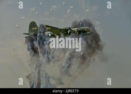 Fliegende Festung Unter Feuer Stockfoto