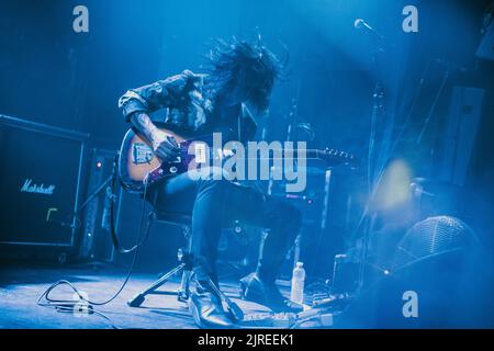 Kopenhagen, Dänemark. 23. August 2022. Die japanische Instrumental-Rockband Mono spielt ein Live-Konzert im Pumpehuset in Kopenhagen. Hier ist Gitarrist Takaakira Goto alias Taka live auf der Bühne zu sehen. (Foto: Gonzales Photo/Alamy Live News Stockfoto