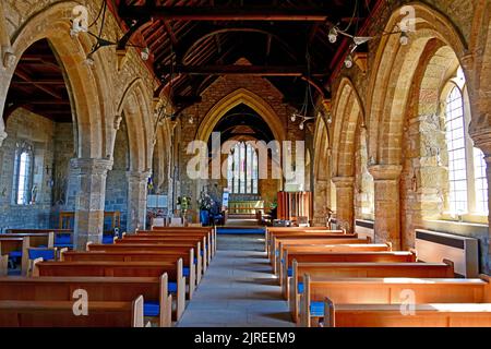 Newbiggin am Meer Northumberland schönes Küstendorf mit St. Batholomews Kirche aus dem 13.. Jahrhundert, die das Kirchenschiff mit schönen Säulen und Bogen zeigt Stockfoto