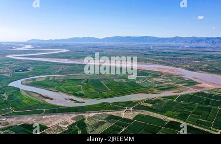 (220824) -- HOHHOT, 24. August 2022 (Xinhua) -- Luftfoto vom 15. August 2022 zeigt den Gelben Fluss in Dalad Banner in Erdos, der Autonomen Region Innere Mongolei Nordchinas. (Xinhua/Lian Zhen) Stockfoto