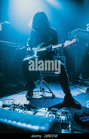 Kopenhagen, Dänemark. 23. August 2022. Die japanische Instrumental-Rockband Mono spielt ein Live-Konzert im Pumpehuset in Kopenhagen. Hier ist Gitarrist Hideki Suematsu alias Yoda live auf der Bühne zu sehen. (Foto: Gonzales Photo/Alamy Live News Stockfoto