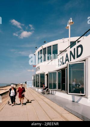 Die modernistische Betonarchitektur am Meer des Labworth Cafe Restaurant, Canvey Island, Thames Estuary, Essex, England, Großbritannien - Essex Sommer Menschen Stockfoto