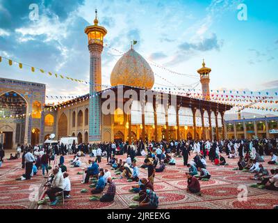 Shiraz, Iran - 10.. juni 2022: muslimische Männer beten auf einer feierlichen Veranstaltung im heiligen Schrein von Shahcheragh Stockfoto