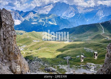 Die Seilbahn zwischen dem Sellajoch und der Langkofelgruppe zur Toni Demetz Hütte Stockfoto