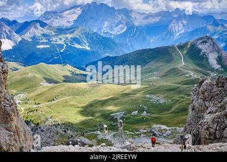 Die Seilbahn zwischen dem Sellajoch und der Langkofelgruppe zur Toni Demetz Hütte Stockfoto