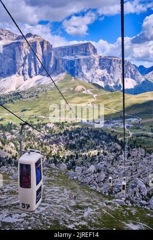 Die Seilbahn zwischen dem Sellajoch und der Langkofelgruppe zur Toni Demetz Hütte Stockfoto