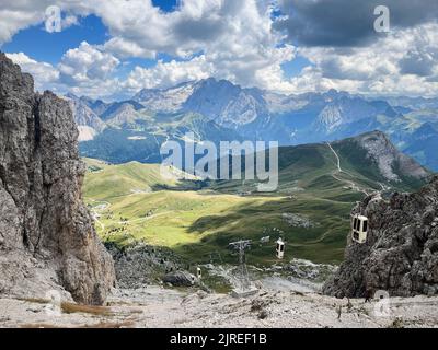 Die Seilbahn zwischen dem Sellajoch und der Langkofelgruppe zur Toni Demetz Hütte Stockfoto