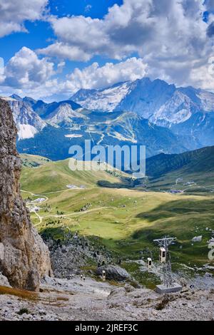 Die Seilbahn zwischen dem Sellajoch und der Langkofelgruppe zur Toni Demetz Hütte Stockfoto