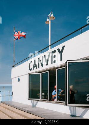 Die modernistische Betonarchitektur am Meer des Labworth Cafe Restaurant in Canvey Island, Thames Estuary, Essex, England, Großbritannien - Essex Sommerleben Stockfoto