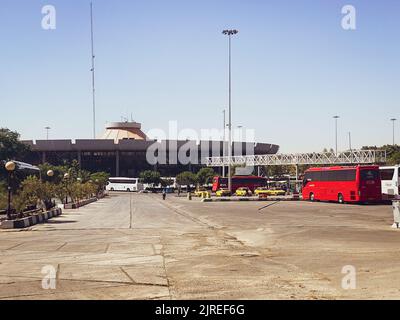 Shiraz, Iran - 9.. juni 2022: Busse stehen im Shiraz-Busbahnhof, um zurück nach Teheran zu fahren Stockfoto