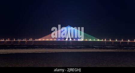 Beleuchtete Bandra Worli Sea Link-Brücke am Unabhängigkeitstag 75. in Indien, Mumbai, Maharashtra, Indien. Die Brücke leuchtet in indischer Trikolore. Stockfoto