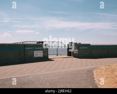 Die Betonmauer Hochwasserschutz und Toröffnung von Canvey Island, Themse Mündung, Essex, England Großbritannien Stockfoto