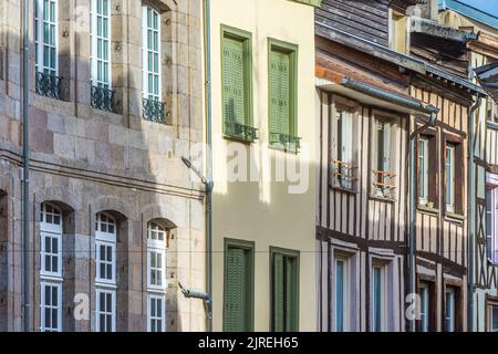 Typische gemischte Architekturstile und Oberflächen in der Altstadt von Limoges, Haute-Vienne (87), Frankreich. Stockfoto