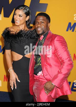 Los Angeles, Ca. 23. August 2022. (L-R) Eniko Parrish und Kevin Hart besuchen die Los Angeles-Premiere von Netflix's 'Me Time' am 23. August 2022 im Regency Village Theater in Los Angeles, Kalifornien. Kredit: Jeffrey Mayer/Jtm Fotos/Media Punch/Alamy Live News Stockfoto