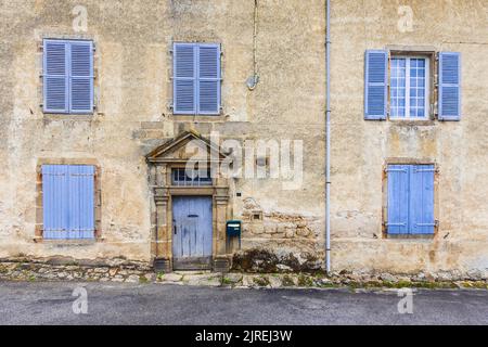 Traditionelles Steinhaus aus dem 18.. Jahrhundert im Dorf Haute-Vienne - Compreignac, Haute-Vienne (87), Frankreich. Stockfoto