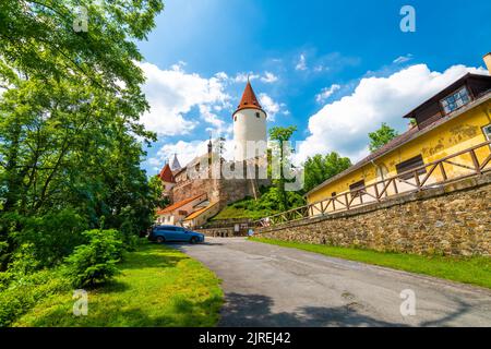 Schloss Krivoklat, Tschechische republik. Berühmte gotische Burg auf einem großen Felsen gebaut. Sommertag mit blauem Himmel und Wolken. Berühmtes Touristenziel, medieva Stockfoto