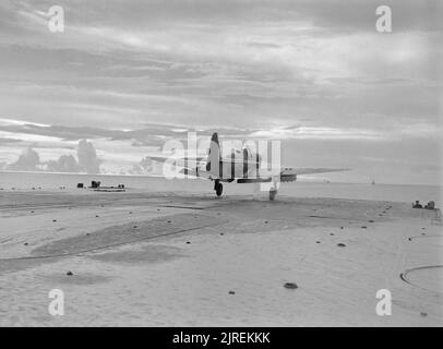 Die Royal Navy während des Zweiten Weltkriegs die ersten Fairey Firefly von 1770 Squadron, Fleet Air Arm mit Raketen, weg von der Flight Deck von HMS Indefatigable während der Carrier-Air Strike auf dem japanischen Ölraffinerie an pangkalan Brandan, Sumatra getragen. Stockfoto