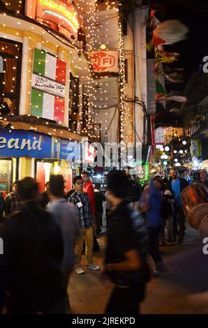 Parade der nepalesischen Menschen zur Feier und Respekt Gebetsritus zur Gottheit in diwali Fest der Lichter der alten nepalesischen Tradition in der Nacht um Stockfoto