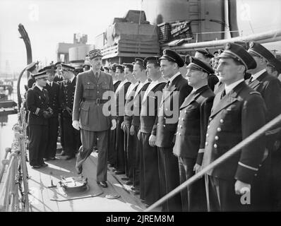 General De Gaulle inspiziert Seeleute auf dem französischen Zerstörer Léopard in Greenock, 24. Juni 1942. Stockfoto