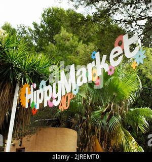 Es Cana, Ibiza, Spanien - 28.. August 2013: Nahaufnahme des Schildes am Eingang des Hippiemarktes im Ferienort Es Cana Ibiza. Stockfoto