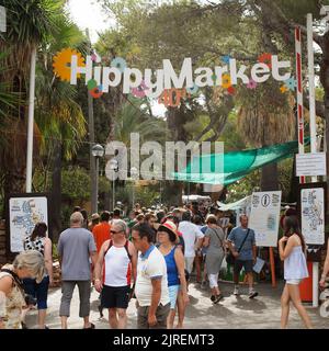 Es Cana, Ibiza, Spanien - 28.. August 2013: Viele Menschen gehen zum Eingang des Hippiemarktes im Ferienort Es Cana Ibiza. Stockfoto