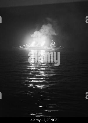 Der Royal Navy, die Unterstützung der Alliierten in der Normandie, Juni 1944 Steuerbord 4 Zoll Kanonen von HMS Belfast offenen Feuer auf deutsche Positionen um Ver-sur-Mer in der Nacht vom 27. Juni 1945. Stockfoto