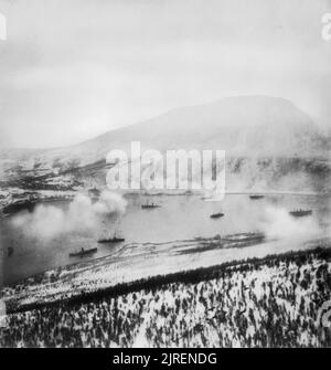 Die Wracks der Deutschen supply Schiffe versenkt oder Links Industriebrachen in Narvik in Norwegen nach dem Angriff der Royal Navy am 13. April 1940. Narvik Hafen Übersicht die Wracks der Deutschen supply Schiffe versenkt oder Verfallenen nach dem Überfall des Zweiten Zerstörerflottille am 13. April 1940 Links, der zweite British Naval Action aus Narvik. Stockfoto