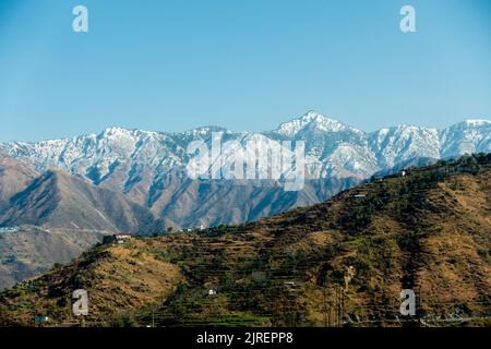 Eine schöne Aufnahme von schneebedeckten Bergen, NAG TIBBA im Bezirk Jaunpur von tehri garhwal, Uttrakhand. Indien. Stockfoto