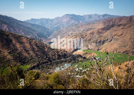 Eine Weitwinkelaufnahme eines Dorfes in den Bergen der Region des unteren Himalaya im indischen Bundesstaat Uttarakhand. Stockfoto