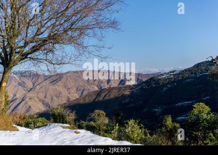 Eine schöne Aufnahme von schneebedeckten Bergen, NAG TIBBA im Bezirk Jaunpur von tehri garhwal, Uttrakhand. Indien. Stockfoto